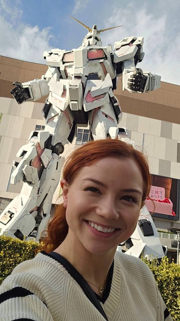 Alice Little visiting a large Gundam statue